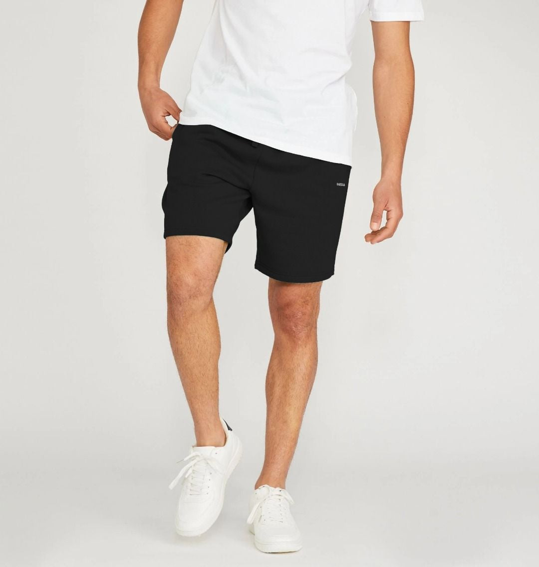 Homme en short noir KARDAIA et t-shirt blanc, vu en pied