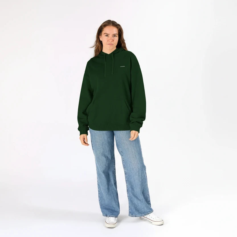 sweat à capuche vert KARDAIA porté par une femme debout, vue de face