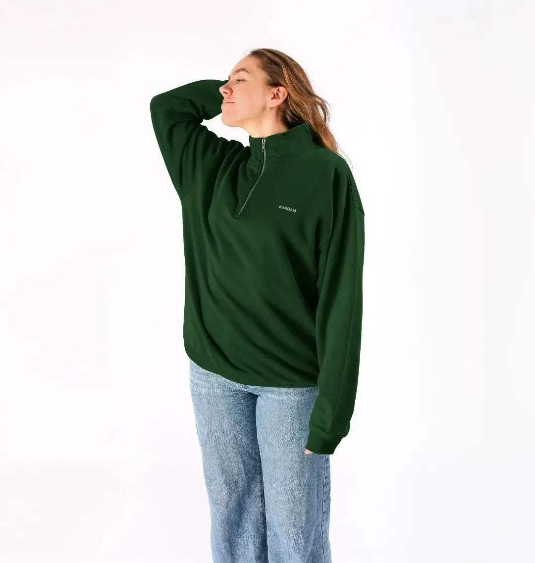 sweat-shirt femme à quart de zip bleu marine porté avec un jean clair