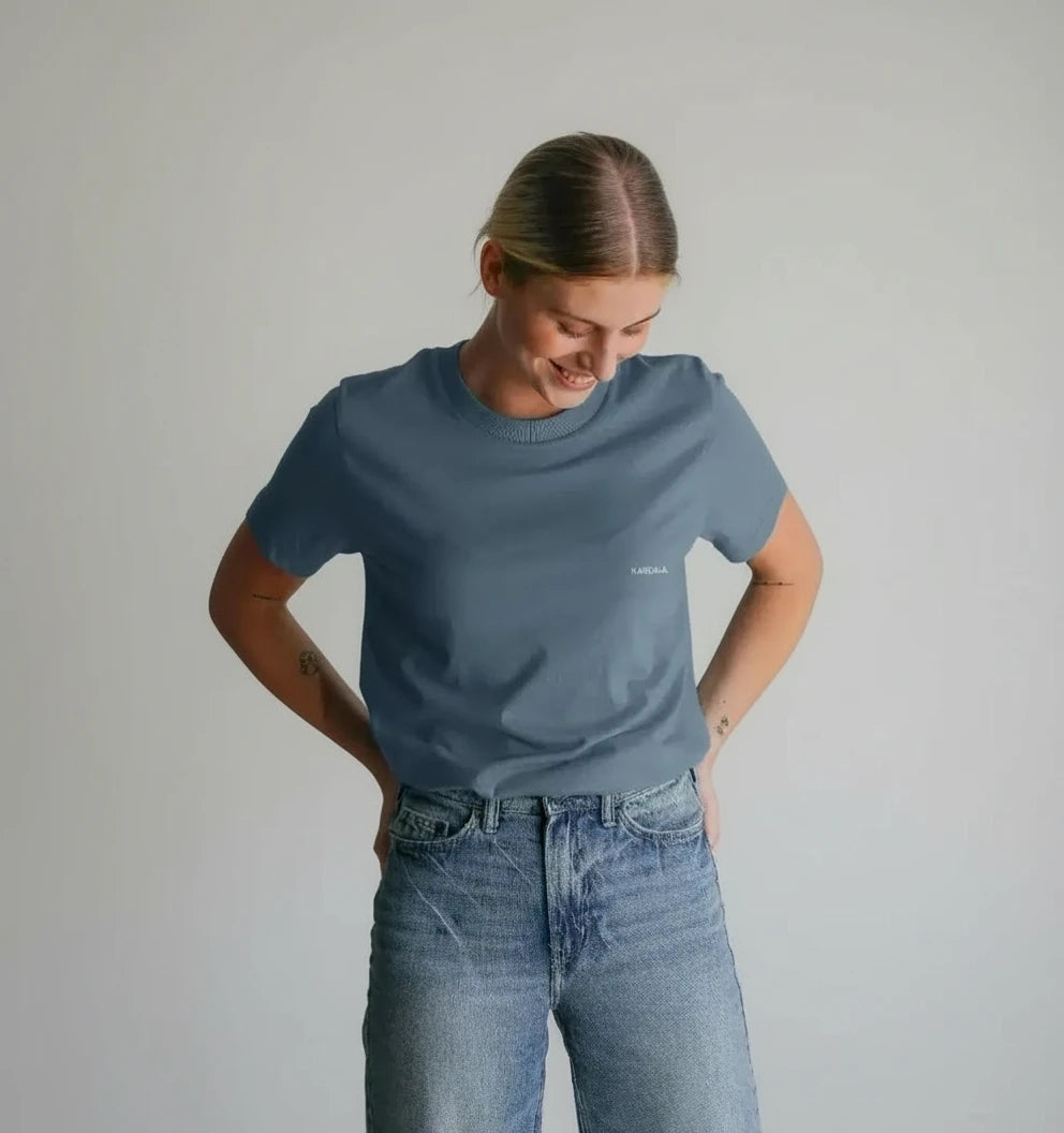 t-shirt essentiel bleu pierre KARDAIA en coton bio porté par une femme en studio
