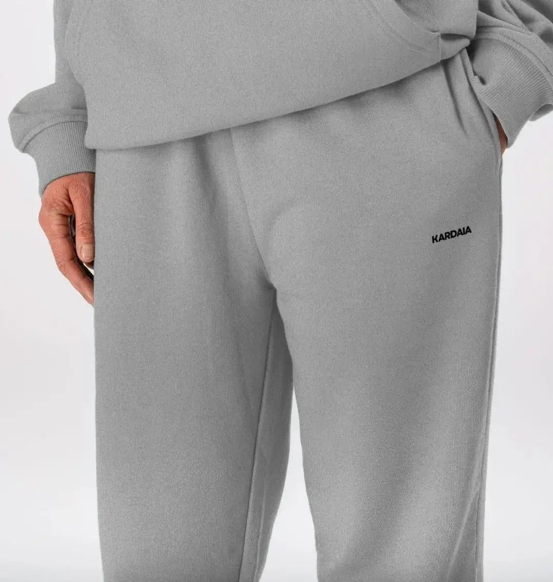 Gros plan sur le logo Kardaia du jogging gris homme