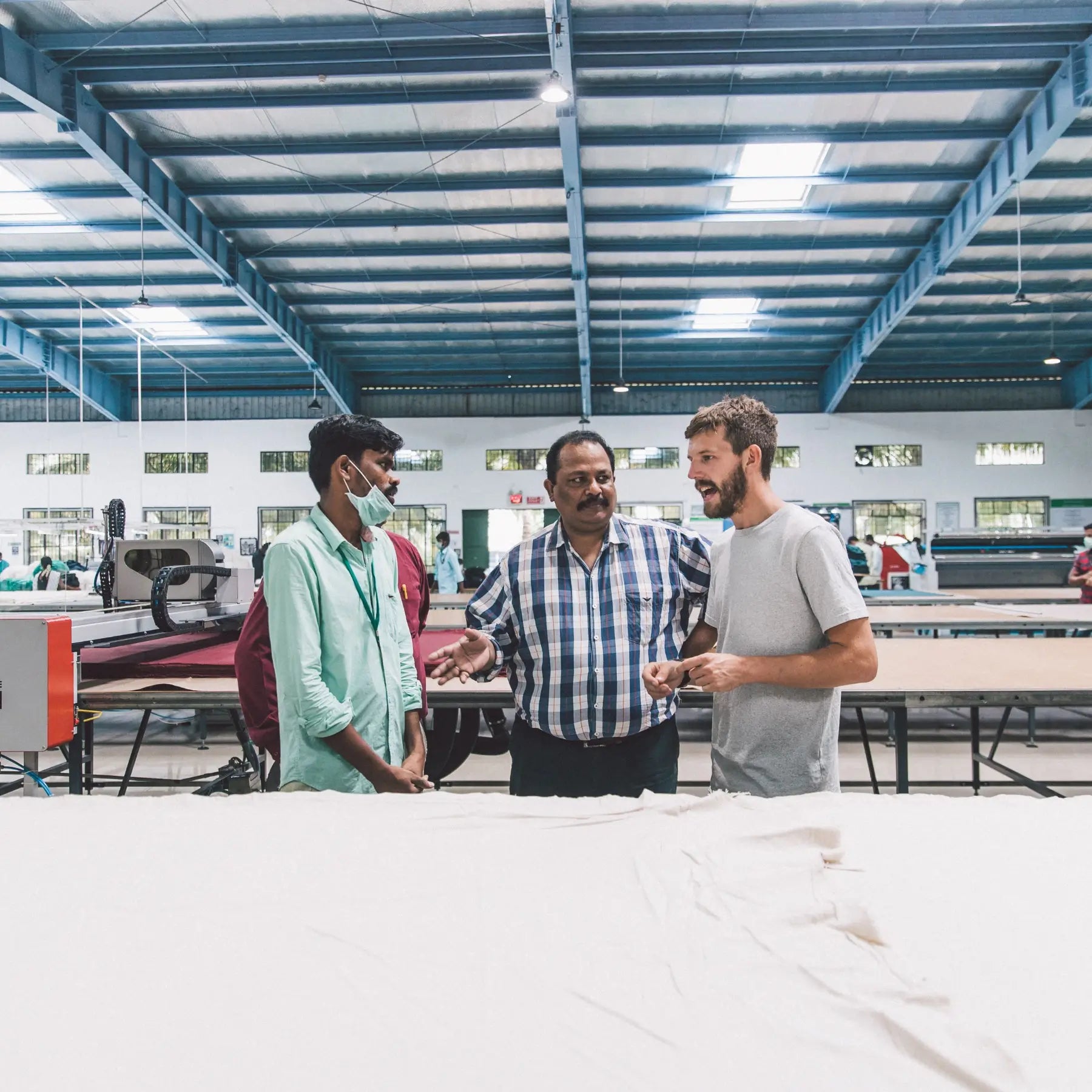 Échange en atelier textile autour de la production de coton durable