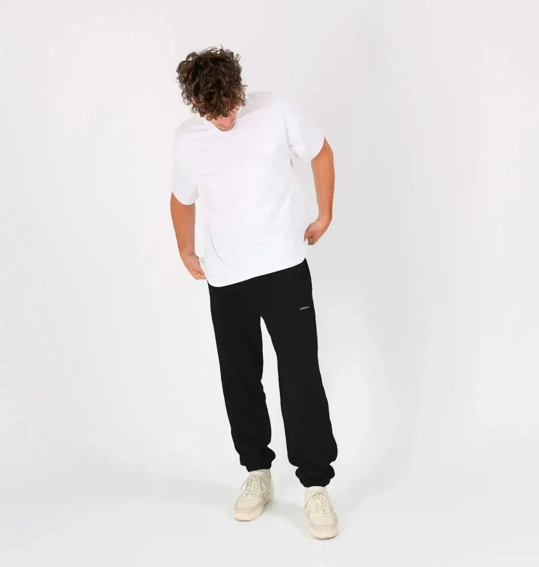 Homme portant un jogging noir KARDAIA en coton bio, look décontracté