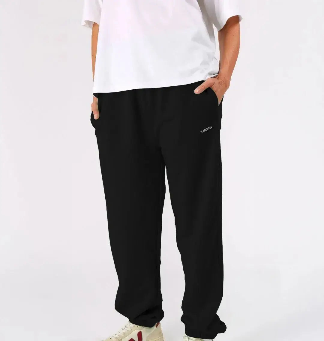 Jogging noir pour homme en coton biologique, vu de face avec mains dans les poches