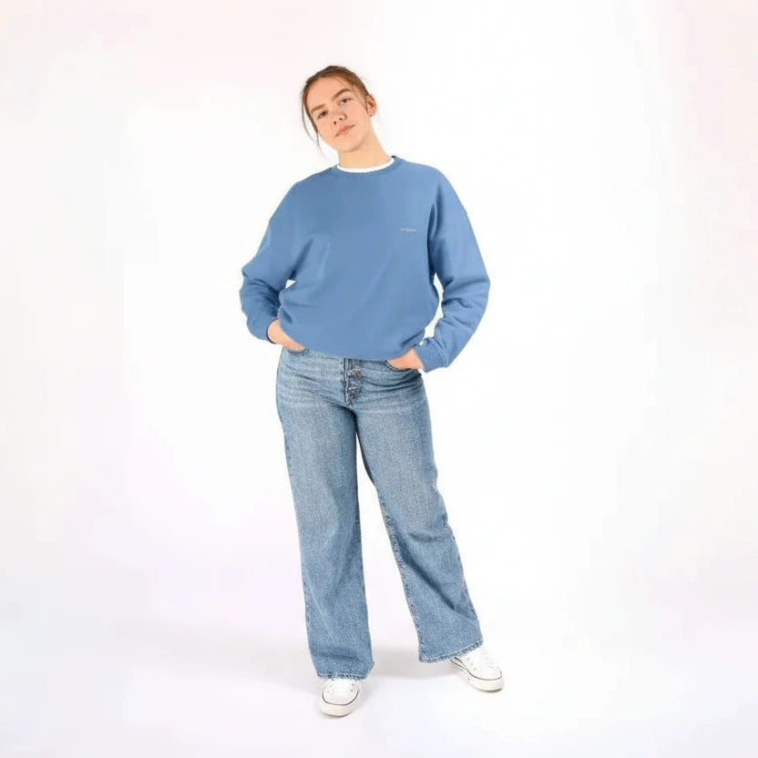 pull oversize bleu horizon KARDAIA en coton bio porté par une femme avec jean