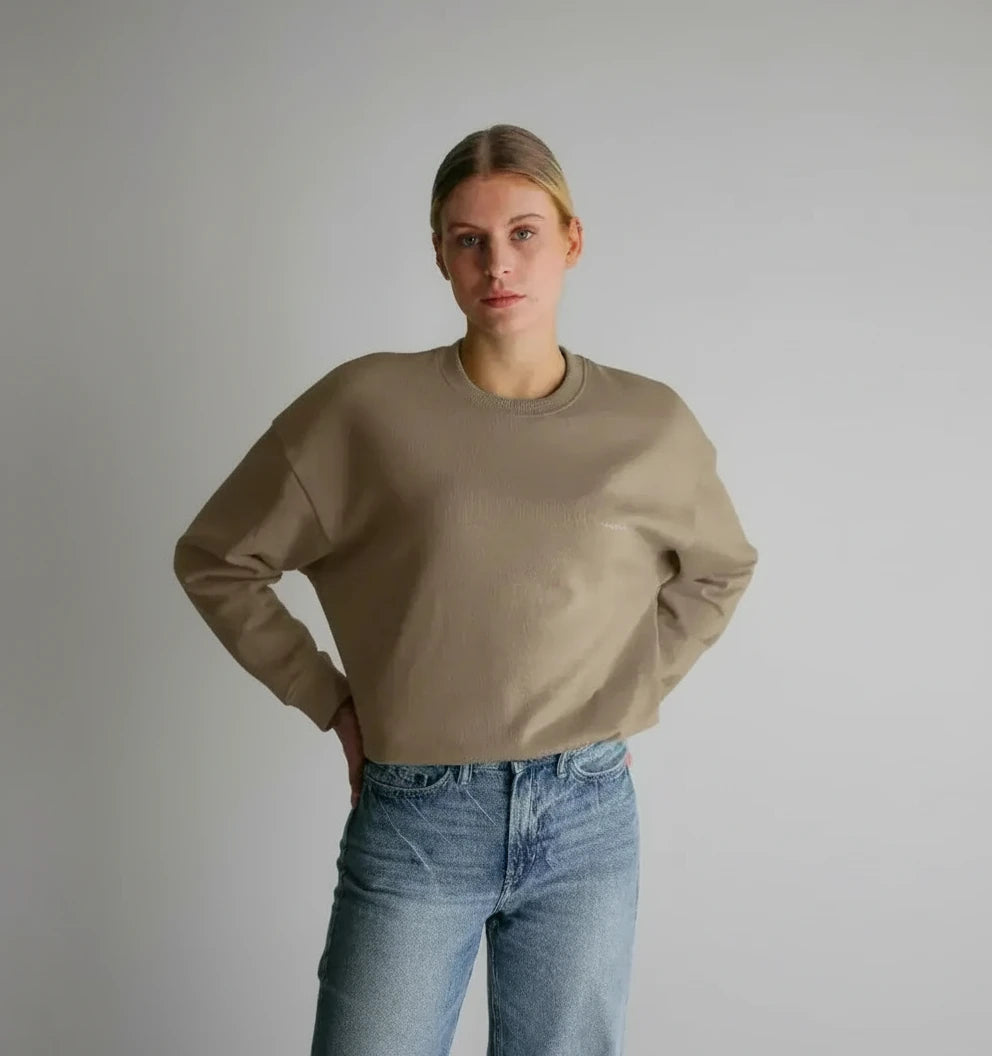 pull oversize taupe brut KARDAIA en coton bio porté par une femme en studio