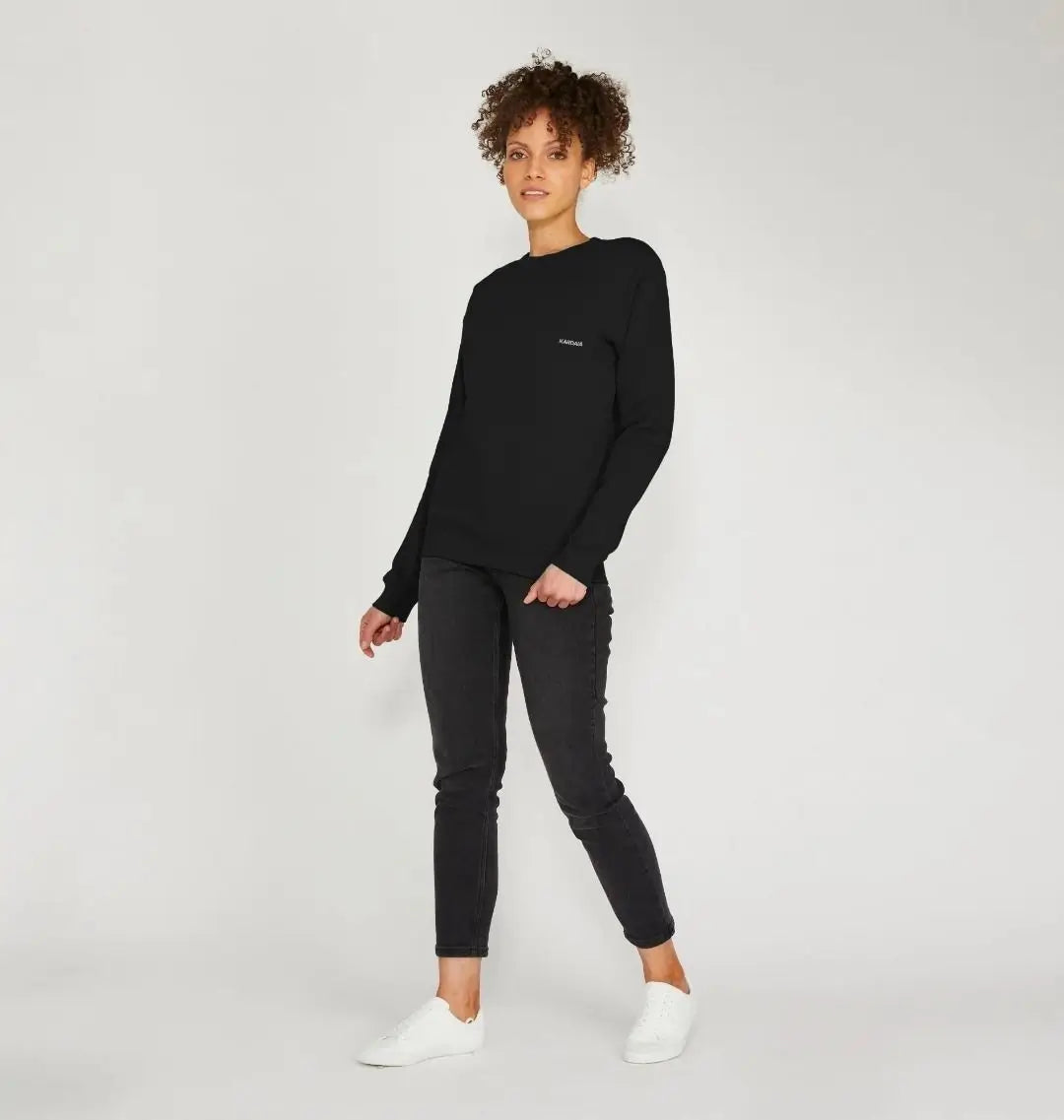 pull ras cou noir KARDAIA en coton bio porté par une femme en pied
