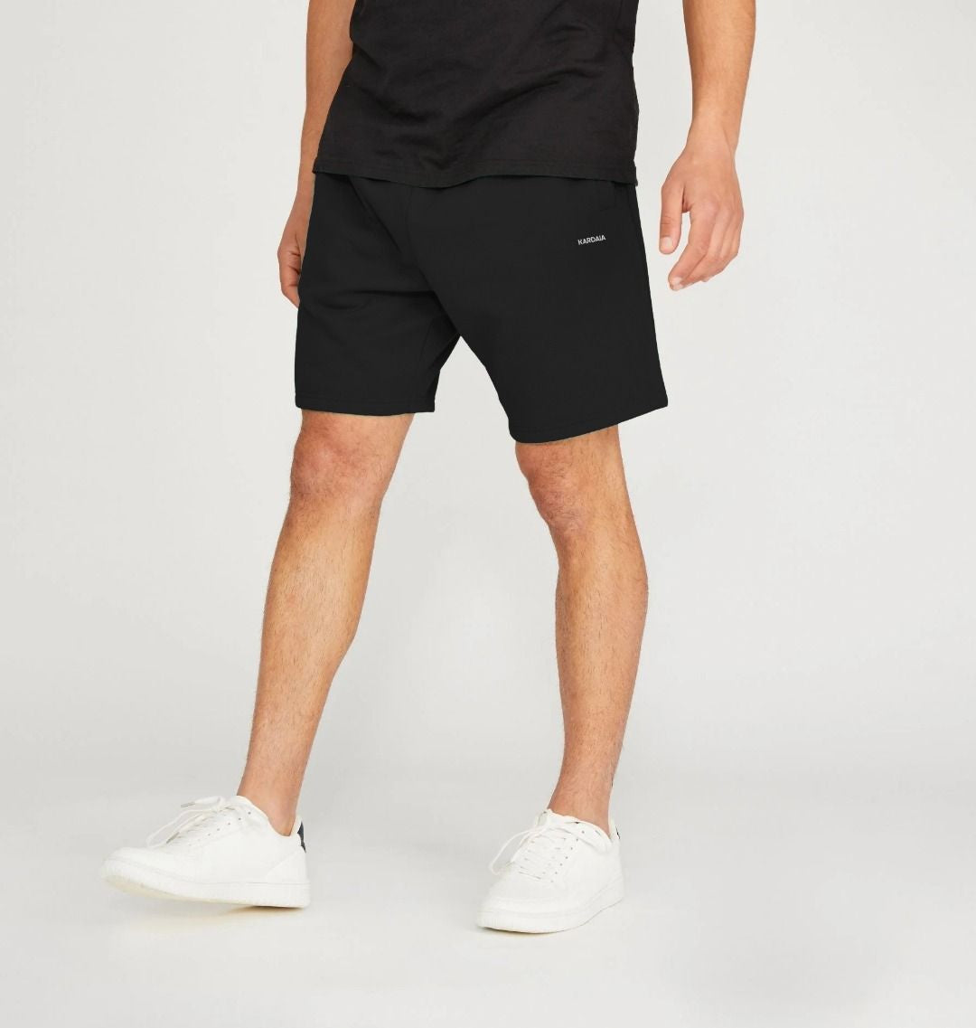 Homme de profil marchant en short noir KARDAIA