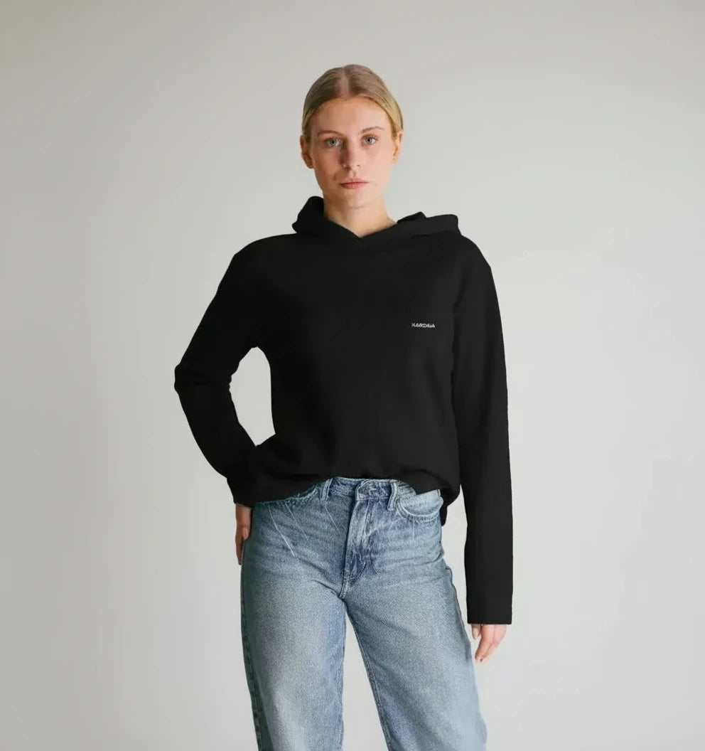 sweat à capuche femme noir avec logo discret sur la poitrine, vu de face