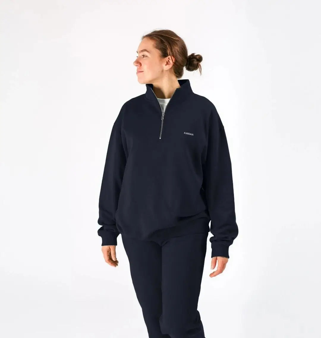 sweat-shirt à quart de zip bleu marine porté en ensemble femme avec pantalon assorti