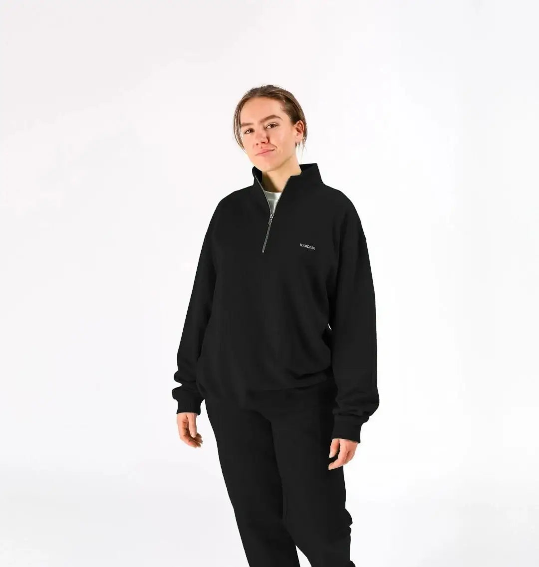 femme portant un sweat-shirt à quart de zip noir assorti avec un pantalon noir