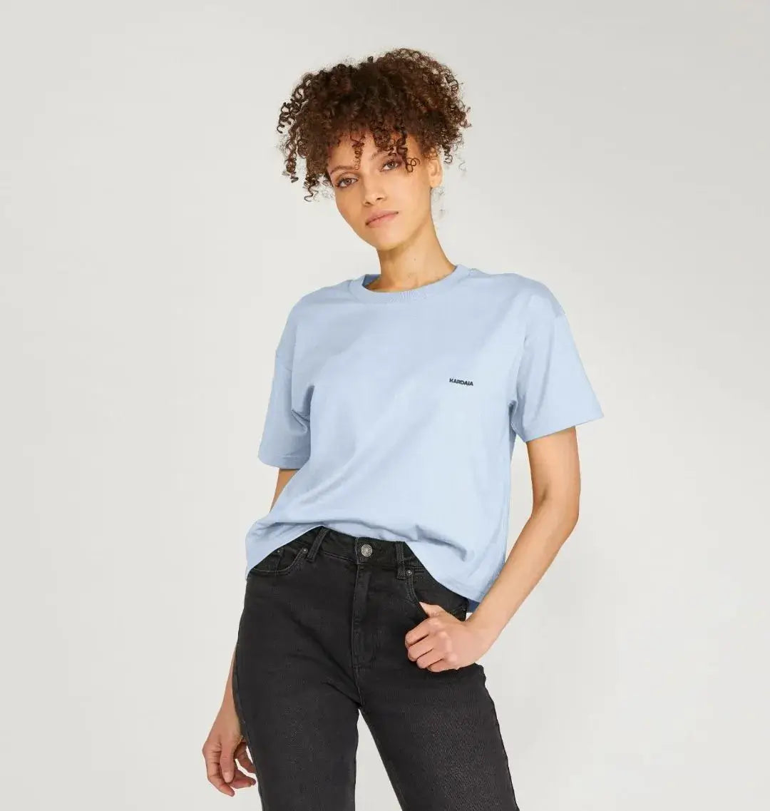 t-shirt boxy bleu ciel KARDAIA en coton bio porté par une femme en studio